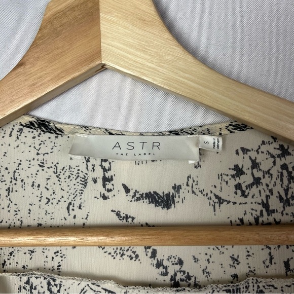 ASTR The Label Ivory & Black Printed Short Sleeve Blouse S - Picture 4 of 4